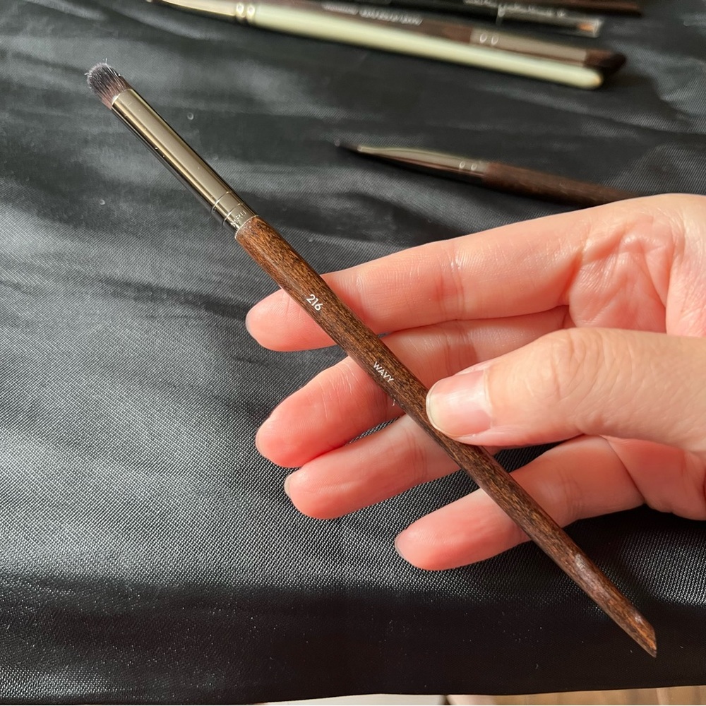 Make Up For Ever Wavy brush 216